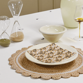 Placemat Scalloped - Natural w/White